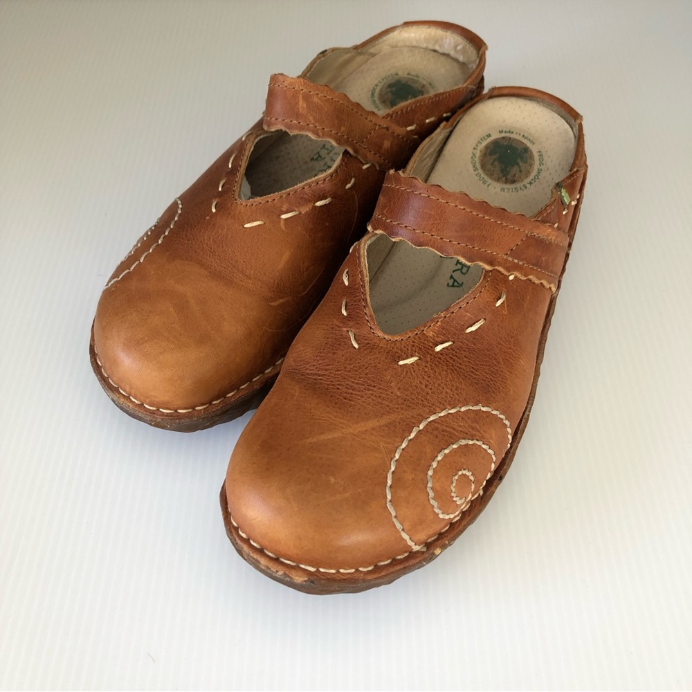 El Naturalista Women’s Clogs (Tan), Size EU 39 (US 8.5) - Picture 2 of 6